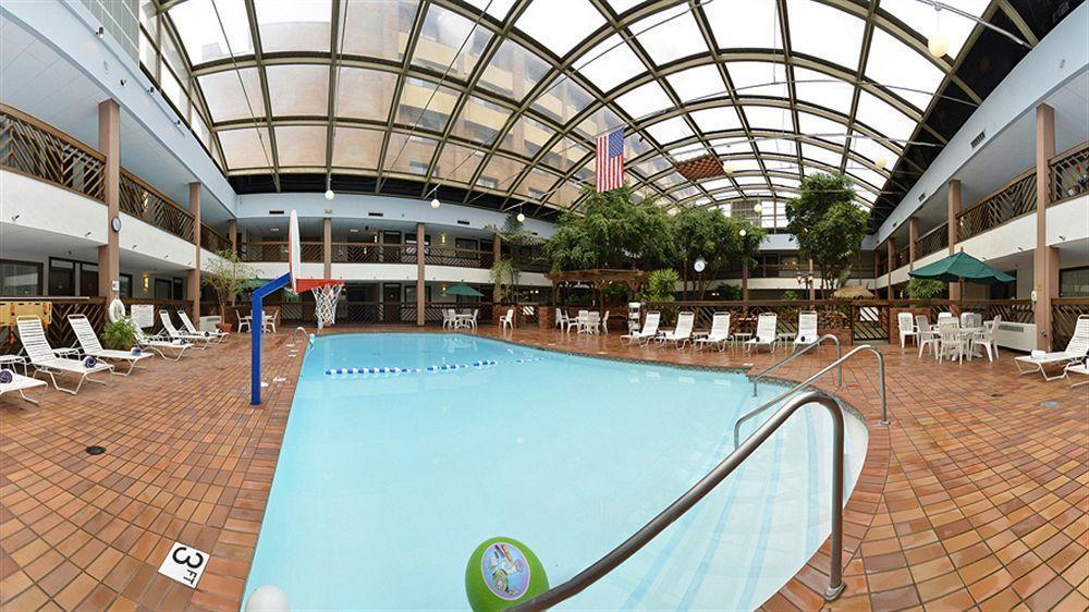 - Milwaukee By Ihg Hotel Brookfield